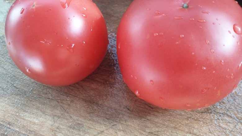 西红柿抄鸡蛋,洗净，切碎