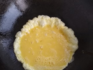 西红柿抄鸡蛋,倒入蛋液，搅拌成碎