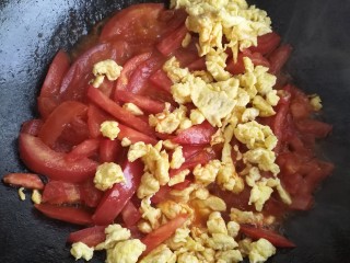 西红柿抄鸡蛋,放入鸡蛋