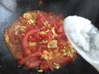 西红柿抄鸡蛋,加入一勺盐，搅拌