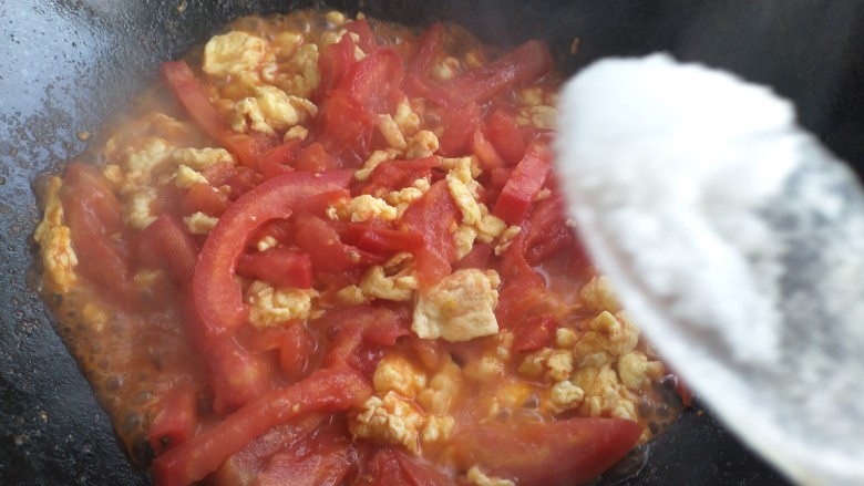 西红柿抄鸡蛋,加入一勺盐，搅拌