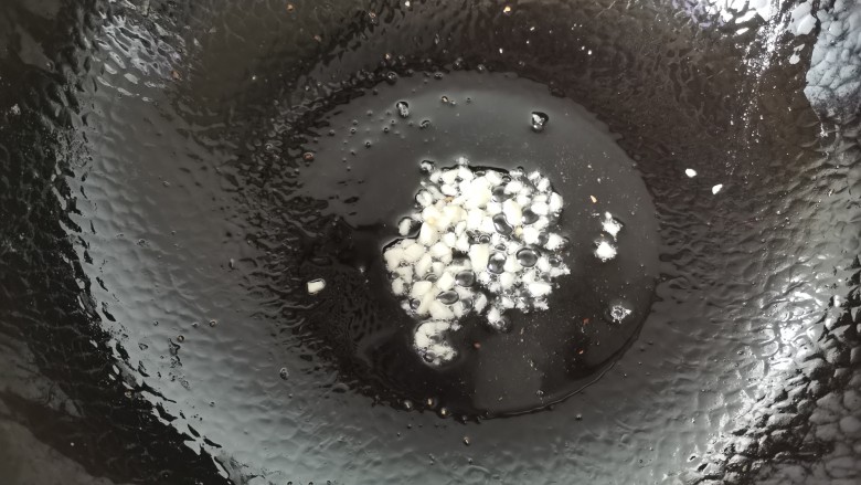 白玉菇炒鸡蛋,锅留余油，放入蒜末爆香