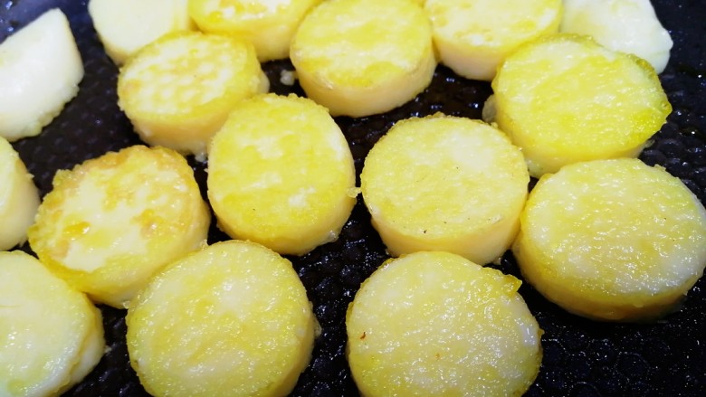 火腿茄汁日本豆腐,煎至两面金黄即可，盛出平铺在火腿肠上面。