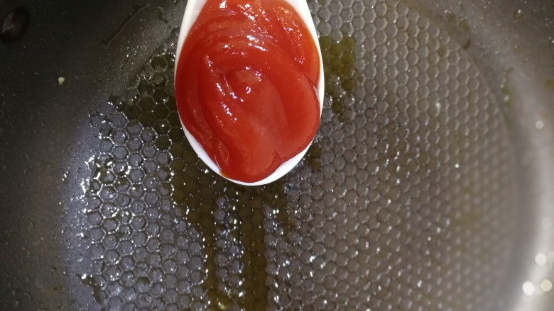 火腿茄汁日本豆腐,平底锅少量油，放入一勺<a style='color:red;display:inline-block;' href='/shicai/ 753'>番茄沙司</a>。