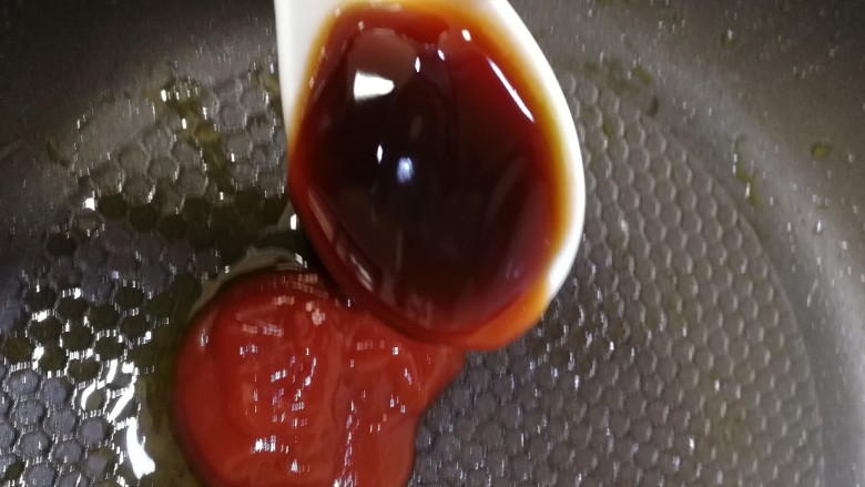 火腿茄汁日本豆腐,放一勺<a style='color:red;display:inline-block;' href='/shicai/ 721'>蚝油</a>。