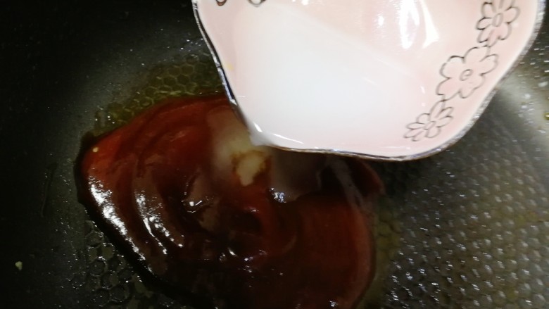 火腿茄汁日本豆腐,倒入入水淀粉。