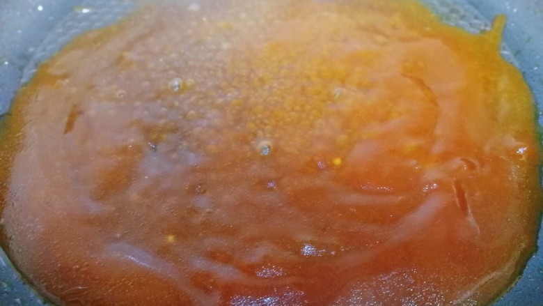 火腿茄汁日本豆腐,加半小碗清水，开小火不停搅拌，煮至起小泡并粘稠。