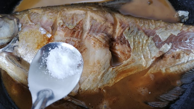 红烧鳊鱼,煮一会后加入适量盐调味