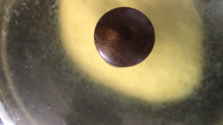 光滑反光的南瓜馒头,盖上盖子放在室温发酵至两倍大小