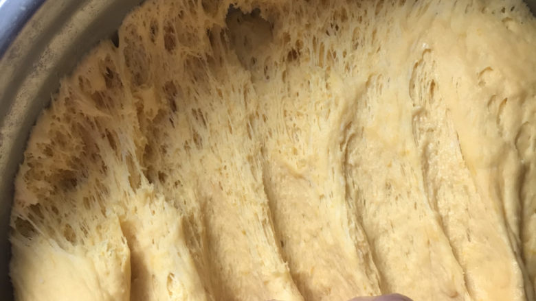 光滑反光的南瓜馒头,发酵好的面团，用手抓能看到蜂窝组织