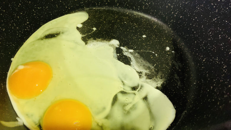 白玉菇炒鸡蛋,锅加食用油加热，打入鸡蛋