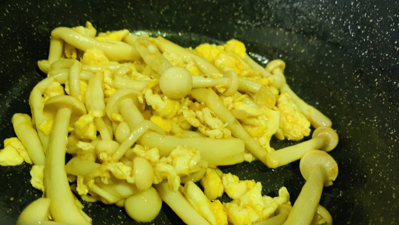 白玉菇炒鸡蛋,起锅