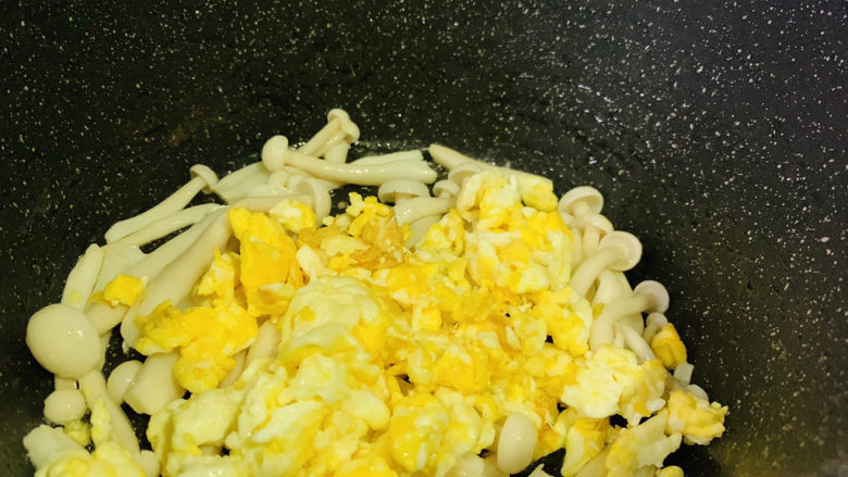 白玉菇炒鸡蛋,加鸡蛋