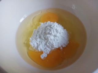 抹茶千层蛋糕,取一个碗，倒入鸡蛋，油，糖粉
