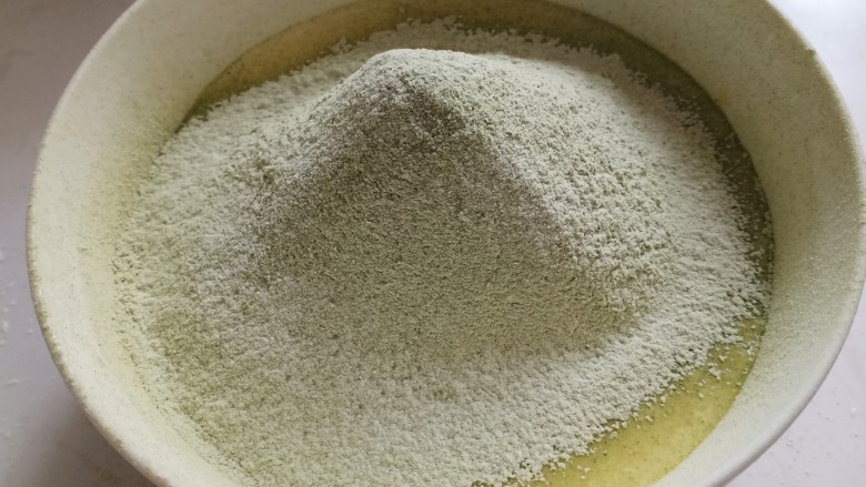 抹茶千层蛋糕,混合好的面粉筛入到蛋液糊中，蛋抽搅匀