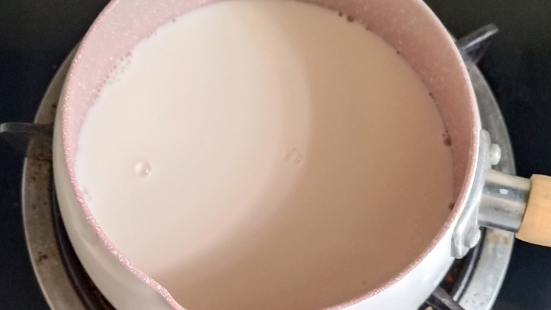 姜撞奶,<a style='color:red;display:inline-block;' href='/shicai/ 148593'>水牛奶</a>是最好的，如果没有的话用全脂牛奶。把牛奶倒入锅中，全程开小火