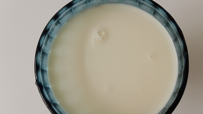 姜撞奶,把牛奶冲进姜汁中，让两者充分融合。等待3－5分钟左右