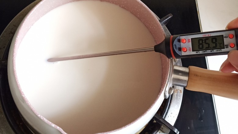 姜撞奶,加入糖搅拌，加热到糖融化，锅边的牛奶稍微起泡关火。最合适的温度是75－85之间，温度太高太低都影响最后成品