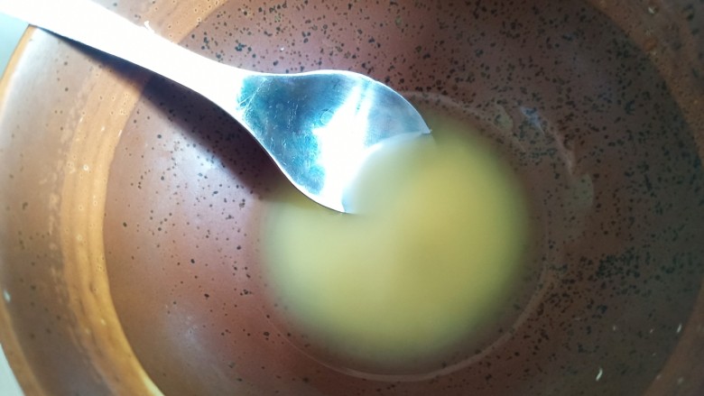 姜撞奶,这步很关键，姜汁放了一会有沉淀物了，一定要用勺子搅匀
