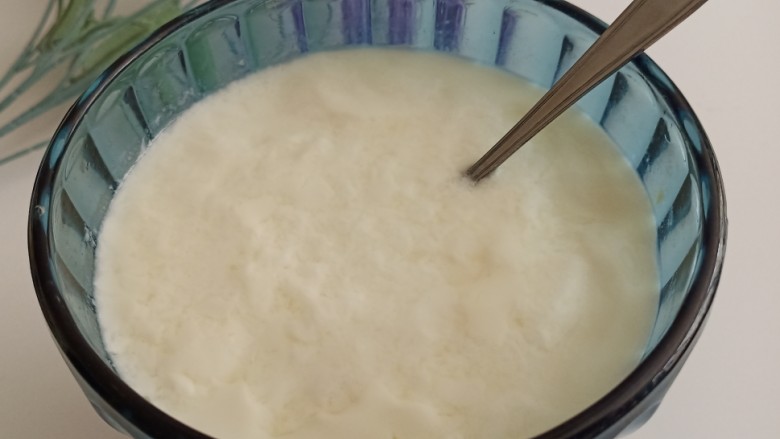 姜撞奶,这个姜撞奶是否成功有几个点，我再总结一下:姜一定要用老姜，水牛奶是最好的，没有的话用全脂牛奶也可以，实在没有，纯牛奶也可以。牛奶加热的温度控制在75－85度之间，才容易凝固。如果加热过了就晾一晾再倒