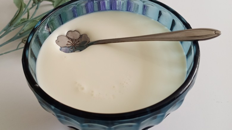 姜撞奶,五分钟过后，拿一个勺子去试试，如果勺子能放在姜撞奶上，就算成功了。如图