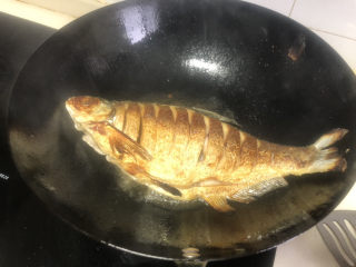 红烧鳊鱼,煎至金黄把鱼翻面