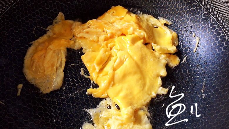 白玉菇炒鸡蛋,鸡蛋炒成块盛出