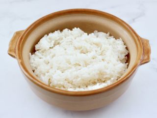鸡丁黄瓜盖浇饭,碗里先盛提前蒸熟的米饭。
