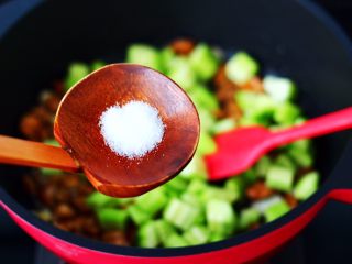 鸡丁黄瓜盖浇饭,再放入适量的盐调味。