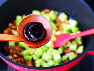 鸡丁黄瓜盖浇饭,加入蚝油调味调色。
