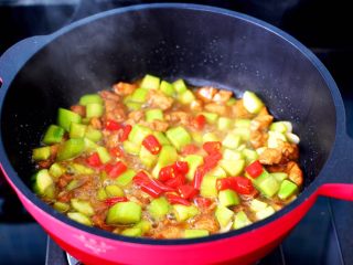 鸡丁黄瓜盖浇饭,看见黄瓜断生变色的时候，加入小米辣。