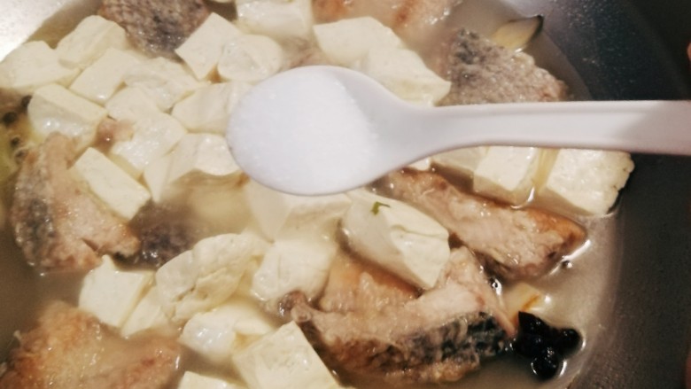 黑鱼豆腐汤,放入盐