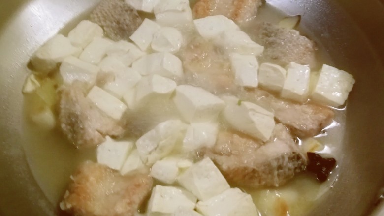 黑鱼豆腐汤,放入豆腐块煮5分钟