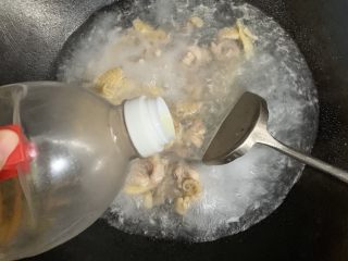 清汤鸡肉,几滴食用油提香。