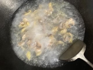 清汤鸡肉,搅拌均匀让汤水再滚起来。