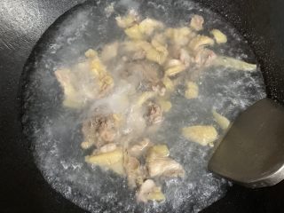 清汤鸡肉,水开煮3分钟左右鸡肉就熟了。