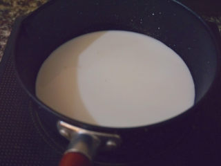 姜撞奶,锅内倒入2包水牛奶开煮