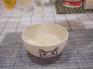 姜撞奶,将水牛奶从高处倒入碗里，让牛奶冲撞姜汁