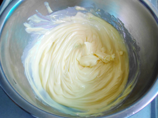 柠檬曲奇饼干,黄油用打蛋器打至略发白； 然后分两次加入糖粉，搅拌均匀；