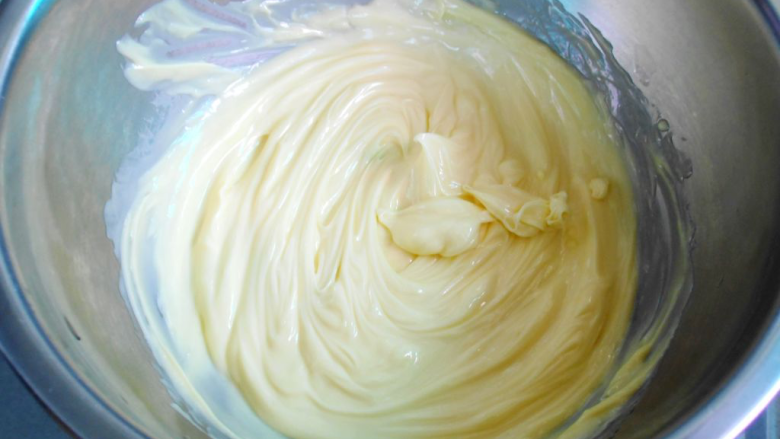 柠檬曲奇饼干,黄油用打蛋器打至略发白； 然后分两次加入糖粉，搅拌均匀；