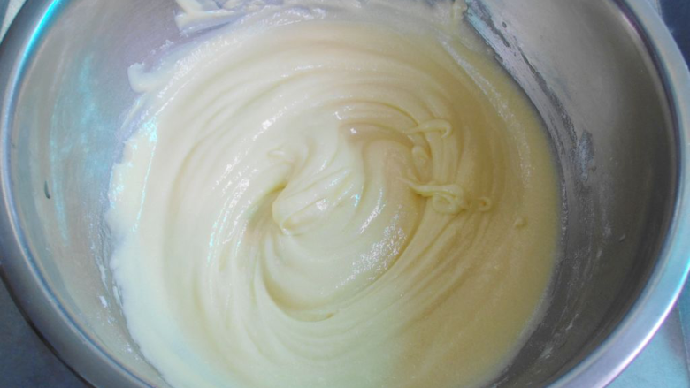 柠檬曲奇饼干,分3次加入蛋液，打发至蓬松发白；