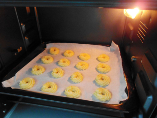 柠檬曲奇饼干,烤箱预热180度，中层，上下火，18分钟；
