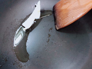 蒜蓉空心菜,锅中放入猪油。
