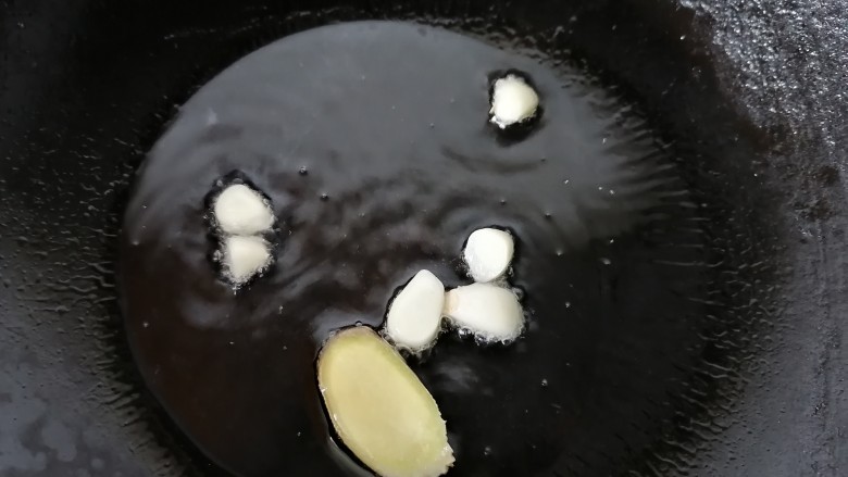 尖椒肥肠,锅内放油烧热放入生姜和蒜片煸炒香