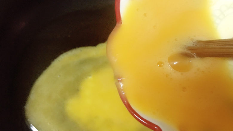 鸡蛋炒青瓜,倒入蛋液
