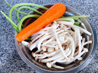 素炒白玉菇,准备原材料白玉菇、芹菜、胡萝卜备用