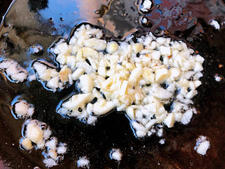 素炒白玉菇,锅中倒入底油加热放入蒜粒爆香