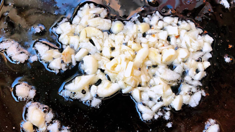 素炒白玉菇,锅中倒入底油加热放入蒜粒爆香