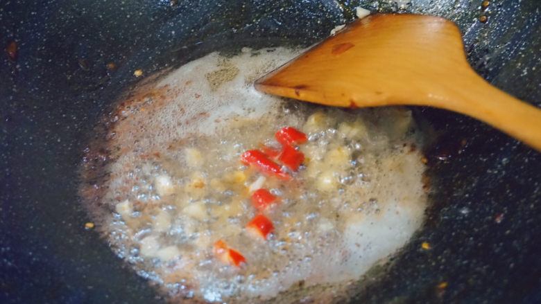 清炒苋菜,倒入蒜泥和红米椒