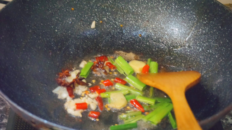 青椒炒鸡爪,热油下锅，倒入准备好的配料